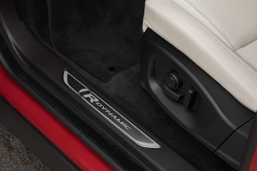 Детали интерьера Jaguar E-Pace D240 AWD R-Dynamic 2018 года  (AU) (фото 12 из 22)